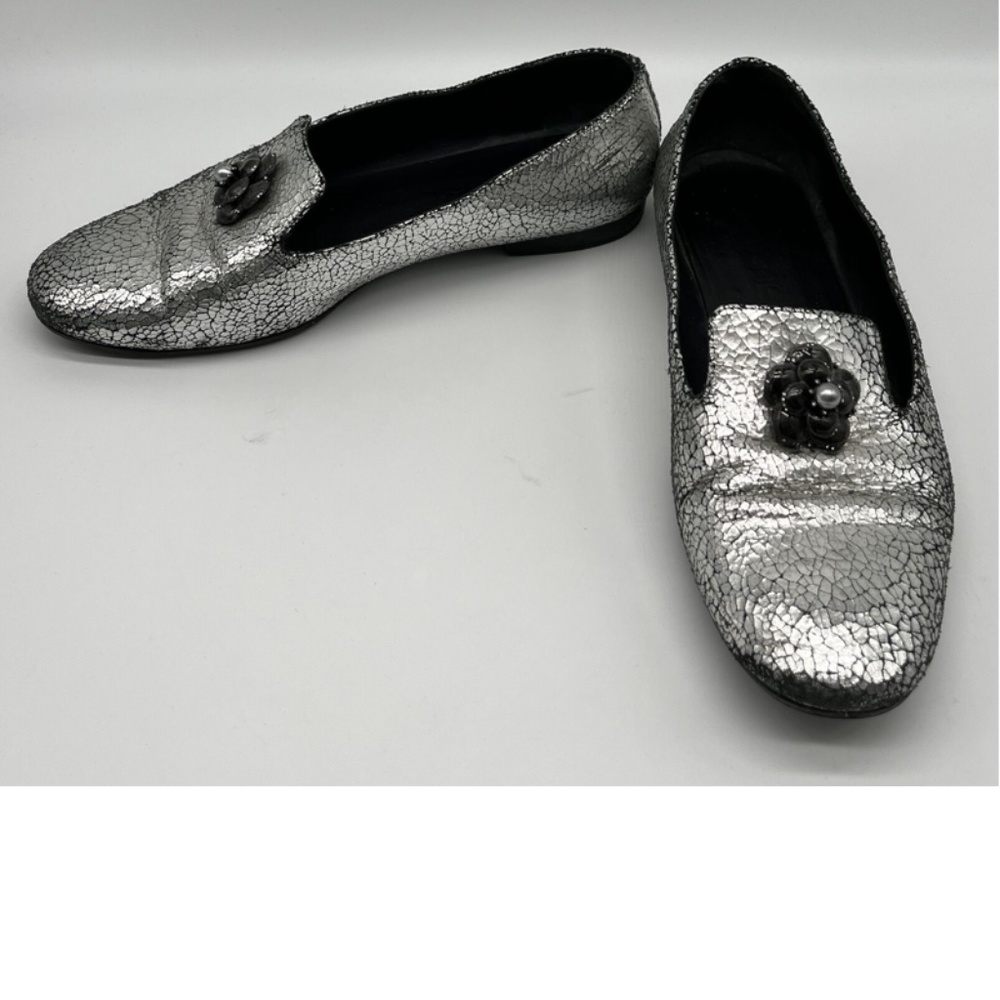 Chanel Re-Soled Fall 2015 Silver Leather Floral Charm Appliqué Loafer sz 38.5